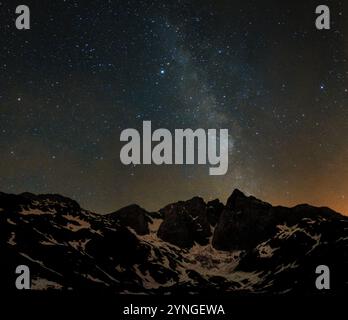 Via Lattea sul massiccio del Vignemale in una notte d'estate, vista dal rifugio Oulettes de Gaube (Occitania, Francia, Pirenei) Foto Stock