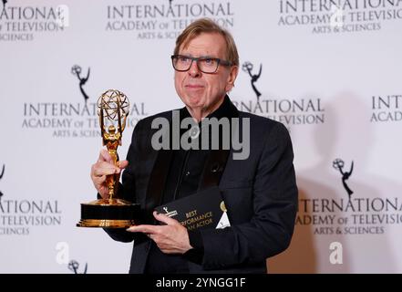 New York, Stati Uniti. 25 novembre 2024. L'attore inglese Timothy Spall ha vinto il premio come miglior interpretazione di un attore per il "sesto comandamento" nella sala stampa al 52° International Emmy Awards al New York Hilton Midtown di New York City lunedì 25 novembre 2024. Foto di John Angelillo/UPI credito: UPI/Alamy Live News Foto Stock