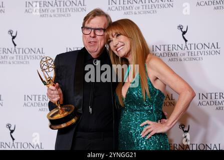 New York, Stati Uniti. 25 novembre 2024. L'attore inglese Timothy Spall (L) e Jane Seymour (R) hanno posato con il premio per la migliore interpretazione di un attore per 'il sesto comandamento' nella sala stampa al 52° International Emmy Awards al New York Hilton Midtown a New York City lunedì 25 novembre 2024. Foto di John Angelillo/UPI credito: UPI/Alamy Live News Foto Stock