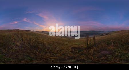 Visualizzazione panoramica a 360 gradi di Sferica a 360 gradi panorama senza giunture in proiezione equirettangolare, panorama del paesaggio naturale sul fiume sunrise. VR contenuto dal livello del suolo