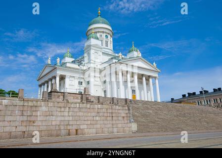 HELSINKI, FINLANDIA - 11 GIUGNO 2017: Vista della cattedrale di San Nicholas in un soleggiato pomeriggio di giugno Foto Stock
