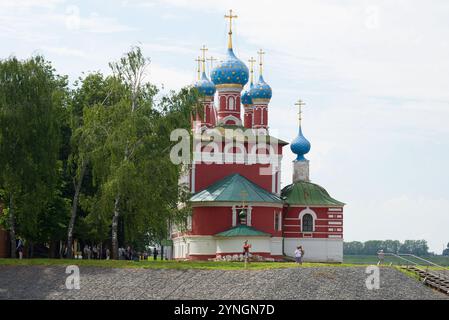 UGLICH, RUSSIA - 16 LUGLIO 2017: Chiesa di Dimitriy sul sangue da vicino nel nuvoloso pomeriggio di giugno. Anello d'oro della Russia Foto Stock