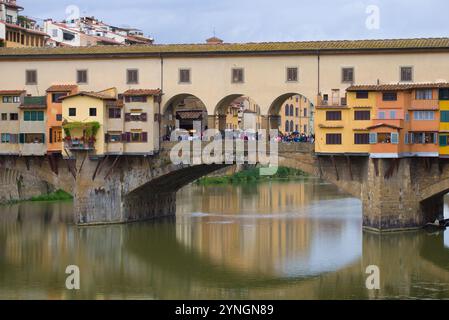 FIRENZE, ITALIA - 18 SETTEMBRE 2017: La parte centrale del Ponte d'Oro da vicino Foto Stock