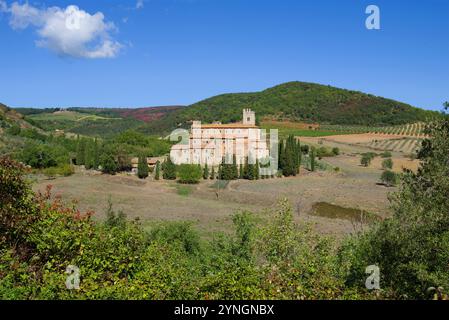 Una vista dell'Abbazia medievale di San Antimo in un pomeriggio di sole. Toscana, Italia Foto Stock