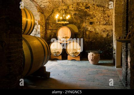 MONTEPULCHANO, ITALIA - 22 SETTEMBRE 2017: Nella vecchia cantina Foto Stock