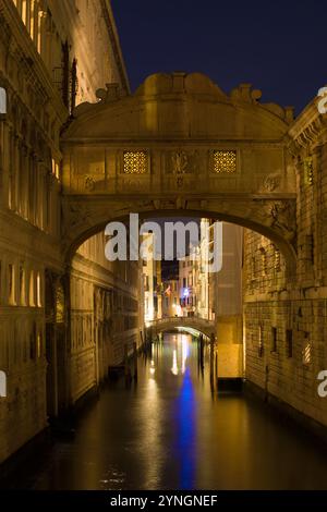 Ponte dei sospiri (Ponte dei Sospiri) nell'illuminazione notturna. Venezia Foto Stock