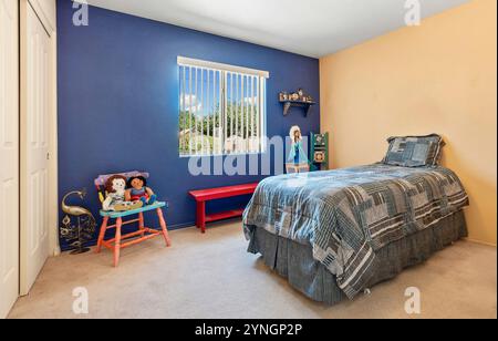 Accogliente camera da letto con luce naturale e arredi incantevoli in un ambiente sereno Foto Stock