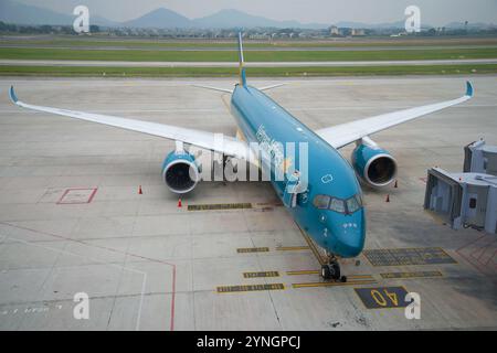 HANOI, Vietnam - 12 GENNAIO 2016: Aereo Airbus A350 (VN-A888) Vietnam Airlines sulla rampa dell'aeroporto di noi Bai Foto Stock