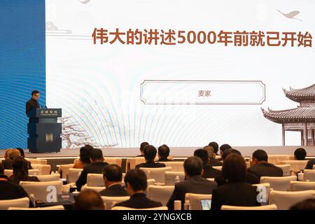 Hangzhou, Cina. 25 novembre 2024. Il 2° Forum di Liangzhu che presenta “scambi e apprendimento reciproco per un nuovo modello per l’avanzamento umano” prende il via a Hangzhou, capitale della provincia dello Zhejiang della Cina orientale, il 25 novembre 2024. Oltre 300 ospiti provenienti da oltre 60 paesi e regioni hanno partecipato all'evento. Credito: Wu Junyi/China News Service/Alamy Live News Foto Stock