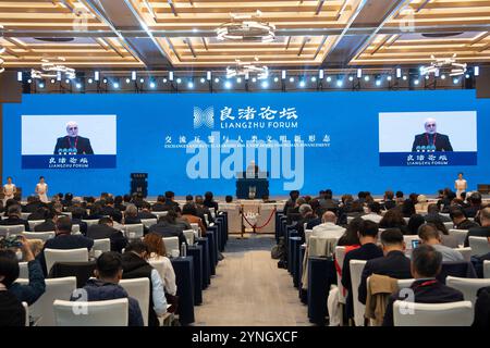 Hangzhou, Cina. 25 novembre 2024. Il 2° Forum di Liangzhu che presenta “scambi e apprendimento reciproco per un nuovo modello per l’avanzamento umano” prende il via a Hangzhou, capitale della provincia dello Zhejiang della Cina orientale, il 25 novembre 2024. Oltre 300 ospiti provenienti da oltre 60 paesi e regioni hanno partecipato all'evento. Credito: Wu Junyi/China News Service/Alamy Live News Foto Stock