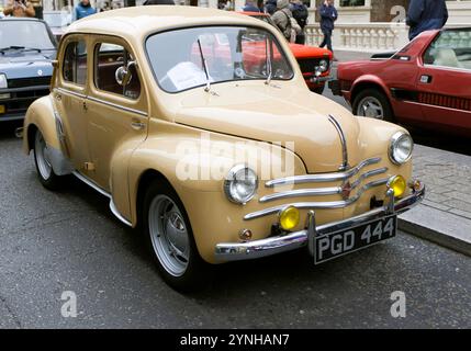Vista frontale di tre quarti di una Beige, 1955, Renault 4CV in mostra a Pall Mall, durante la 2024 St James Motoring Spectacular Foto Stock