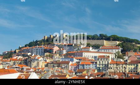 Panorama della parte più antica di Lisbona con il castello di Sao Jorge e i quartieri di Alfama, Mouraria e Castelo. Foto Stock