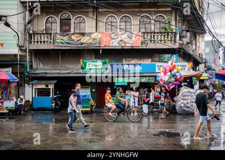 Una tipica scena di strada trafficata nel quartiere tondo di Metro Manila, nelle Filippine. Foto Stock