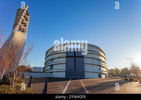 Vila Nova de Famalicao, Portogallo - 23 novembre 2024: Chiesa Igreja de Sao Tiago de Antas all'alba. Chiesa nuova e moderna con forma ellittica. Est Foto Stock