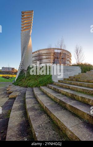 Vila Nova de Famalicao, Portogallo - 23 novembre 2024: Chiesa Igreja de Sao Tiago de Antas all'alba. Chiesa nuova e moderna con forma ellittica. Est Foto Stock