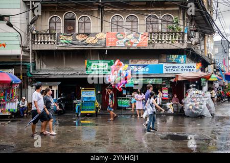 Una tipica scena di strada trafficata nel quartiere tondo di Metro Manila, nelle Filippine. Foto Stock