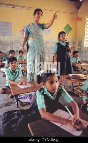 India, Madras/Chennai, insegnante in classe da una scuola elementare. Foto Stock