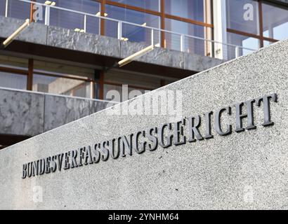 Karlsruhe, Germania. 26 novembre 2024. Vista esterna della Corte costituzionale federale con la scritta Corte costituzionale federale. Il primo Senato della corte ha annunciato la sentenza sulle misure mediche coercitive. Secondo la sentenza, una riserva ospedaliera per misure mediche coercitive è parzialmente incostituzionale. Crediti: Uli Deck/dpa/Alamy Live News Foto Stock