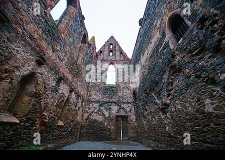 Il Monastero Rosa Coeli e le rovine della Chiesa di nostra Signora a Dolni Kounice, distretto di Brno, regione della Moravia meridionale, 26 novembre 2024, prima dell'inizio delle riparazioni pianificate. (Foto CTK/Patrik Uhlir) Foto Stock