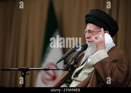 Teheran, Iran. 25 novembre 2024. Il leader supremo iraniano Ayatollah ALI KHAMENEI parla durante il suo incontro con i membri della forza paramilitare Basij a Teheran. I Basij, associati alle guardie rivoluzionarie, sono ferventi sostenitori del regime islamico in Iran. (Immagine di credito: © Ufficio del leader supremo iraniano tramite ZUMA Press Wire) SOLO USO EDITORIALE! Non per USO commerciale! Foto Stock