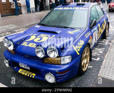 Vista frontale di tre quarti della Blue, 1996, Suburu Impreza, World Rally Car guidata da Collin McRae e Dereck Ringer, in mostra al Pall Mall, Foto Stock