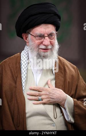 Teheran, Iran. 25 novembre 2024. Il leader supremo iraniano Ayatollah ALI KHAMENEI saluta durante il suo incontro con i membri della forza paramilitare Basij a Teheran. I Basij, associati alle guardie rivoluzionarie, sono ferventi sostenitori del regime islamico in Iran. (Immagine di credito: © Ufficio del leader supremo iraniano tramite ZUMA Press Wire) SOLO USO EDITORIALE! Non per USO commerciale! Foto Stock