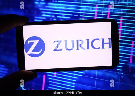 Polonia. 25 novembre 2024. In questa immagine, il logo della società Zurich Insurance Group è visualizzato sullo schermo di uno smartphone. Credito: SOPA Images Limited/Alamy Live News Foto Stock