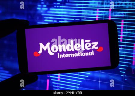 Polonia. 25 novembre 2024. In questa immagine, il logo aziendale Mondelez viene visualizzato sullo schermo di uno smartphone. Credito: SOPA Images Limited/Alamy Live News Foto Stock