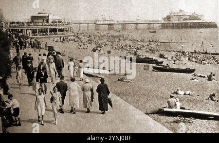 Inghilterra degli anni '1940 - molo e lungomare di Eastbourne Foto Stock