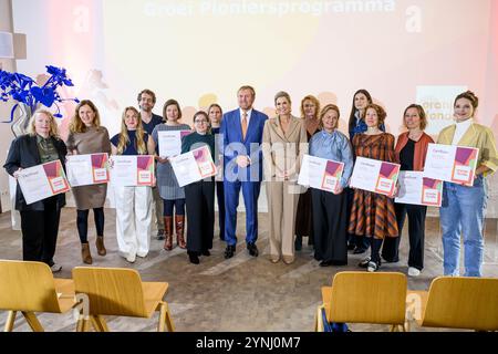 Hilversum, Paesi Bassi, 2024-11-26 12:54:01 HILVERSUM, 2611-2024, Centraal Museum UtrechtKing Willem Alexander e Queen Máxima presentano i certificati di crescita a Hilversum alle ventidue organizzazioni partecipanti della quarta edizione del programma di crescita dei fondali di Oranje. FOTO: NLBeeld/Patrick van EmstIn foto: Crediti: NL Beeld / Patrick van Emst Foto Stock