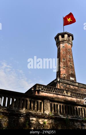 Bandiera nazionale del Vietnam oscillò e sventolò sulla sommità della Torre di bandiera di Hanoi, (Cột cờ Hà Nội) Vietnam Foto Stock
