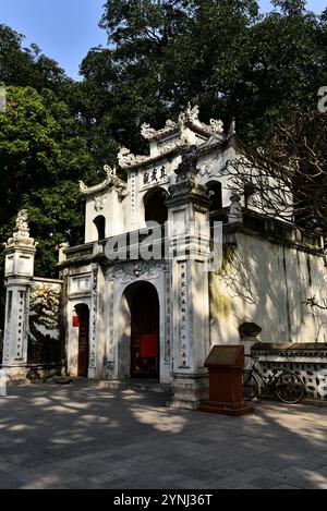 La porta del Tempio Quan Thanh dell'XI secolo, un tempio taoista dedicato a Xuan Wu. Dicembre 2014, Hanoi, Vietnam Foto Stock