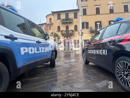 Fiuggi, Italia. 25 novembre 2024. Due auto appartenenti alla polizia italiana e ai Carabinieri sono parcheggiate l'una accanto all'altra di fronte ad un edificio. Crediti: Christoph Sator/dpa/Alamy Live News Foto Stock