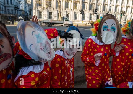 Sostenitori della PETA, vestiti da clown e maschere raffiguranti ex primi ministri Gordon Brown, James Cameron, Tony Blair, Boris Johnson, Rishi Sunak, Theresa May e Liz Truss si riuniscono di fronte al 10 di Downing Street per sollecitare il governo a porre fine a tutti gli esperimenti sugli animali. La protesta coincide con la consegna di una lettera aperta a Sir Keir Starmer, firmata da oltre 100 figure politiche e sostenitori, che chiedeva un piano graduale per eliminare la sperimentazione animale nel Regno Unito. I dimostranti sottolineano la disponibilità di metodi di sperimentazione non su animali e chiedono al governo di rendersi conto di ciò Foto Stock