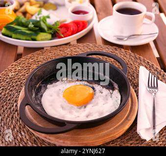 Sopra un semplice uovo in una padella di ghisa in un ambiente per colazione turco Foto Stock