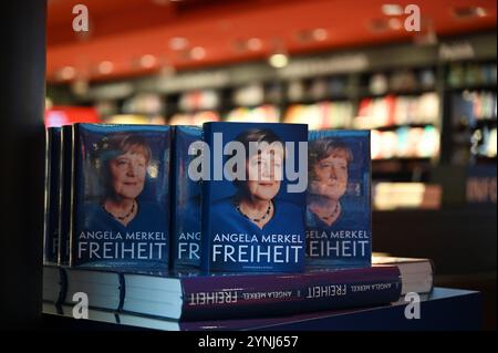 Berlino, Germania. 26 novembre 2024. Un espositore con copie del libro 'Freiheit. Memories 1954 - 2021' dell'ex cancelliera Angela Merkel si trova nel grande magazzino culturale Dussmann a Berlino, Friedrichstraße. Le memorie, scritte insieme al suo vecchio direttore d'ufficio Beate Baumann e intitolate "Freiheit". Memories 1954 - 2021', è pubblicato in oltre 30 paesi in tutto il mondo. Il libro comprende circa 730 pagine. Crediti: Leonie Asendorpf/dpa/Alamy Live News Foto Stock