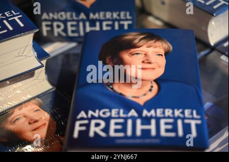 Berlino, Germania. 26 novembre 2024. Un espositore con copie del libro 'Freiheit. Memories 1954 - 2021' dell'ex cancelliera Angela Merkel si trova nel grande magazzino culturale Dussmann a Berlino, Friedrichstraße. Le memorie, scritte insieme al suo vecchio direttore d'ufficio Beate Baumann e intitolate "Freiheit". Memories 1954 - 2021', è pubblicato in oltre 30 paesi in tutto il mondo. Il libro comprende circa 730 pagine. Crediti: Leonie Asendorpf/dpa/Alamy Live News Foto Stock