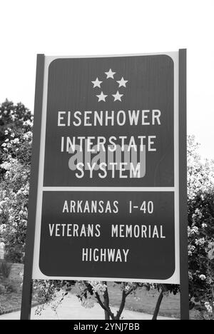 L'iconico cartello Eisenhower Interstate System in Arkansas, USA, che segna il ruolo dello stato nella rete autostradale nazionale che ha trasformato i viaggi. Foto Stock