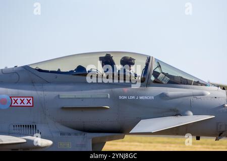 Primo piano di un Eurofighter Typhoon cockpit con il pilota al comando. La vista dettagliata evidenzia la sofisticatezza dei controlli dell’aeromobile e. Foto Stock