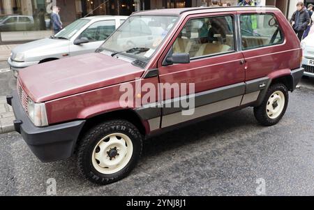 Vista frontale di tre quarti di una 1987, rossa, Fiat Panda 4X4, in mostra a Pall Mall, durante lo spettacolare St James Motoring 2024. Foto Stock