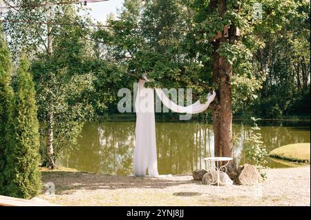 area esterna per matrimoni con tende in tessuto bianco. Foto di alta qualità Foto Stock