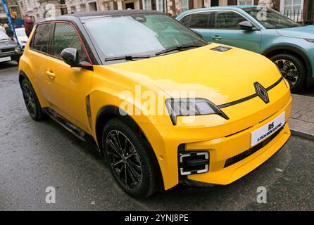Vista frontale di tre quarti di una vettura elettrica gialla, Renault 5 e-Tech, realizzata in omaggio alla Renault 5 originale nello stile, esposta a Pall Mall, Foto Stock
