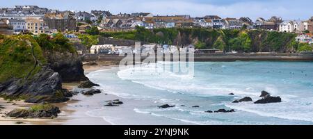 Una vista panoramica su GT Western Beach e Towan Beach fino al porto di Newquay in Cornovaglia nel Regno Unito. Foto Stock