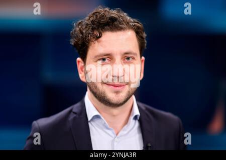 Politiker Felix Banaszak Grüne in der ARD-Talkshow hart aber Fair in den WDR-Studios Köln. Köln, 25.11.2024 NRW Deutschland *** il politico Felix Banaszak Verdi al talk show ARD hart aber Fair negli studi WDR di Colonia, 25 11 2024 NRW Germania Copyright: XChristophxHardtx Foto Stock
