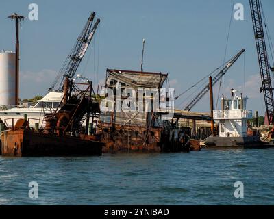 vecchia nave arrugginita abbandonata nel porto portuale di greenport long island vista di new york Foto Stock