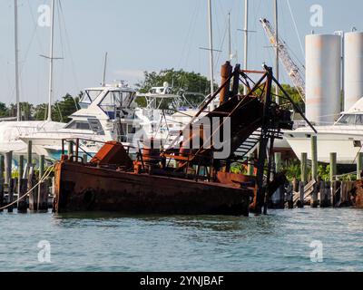 vecchia nave arrugginita abbandonata nel porto portuale di greenport long island vista di new york Foto Stock