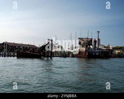 vecchia nave arrugginita abbandonata nel porto portuale di greenport long island vista di new york Foto Stock