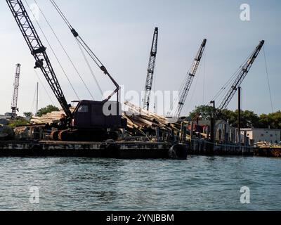 tronchi di legno sul molo nel porto di greenport, long island, vista panoramica di new york Foto Stock