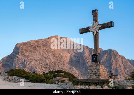 Gebirgslandschaft mit Gipfelkreuz auf dem Kehlstein, Berchtesgaden, Hitler bekam das Kehlsteinhaus zu seinem 50. Geburtstag geschenkt, heute ist es e Foto Stock