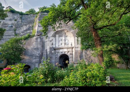 das Neutor (Siegsmundstor oder Sigmundstor) - Portale Mönchsberg - Westportal - Am Tunnel durch ÖsterreichWikipedia a Salisburgo, mächtiges: Die beid Foto Stock